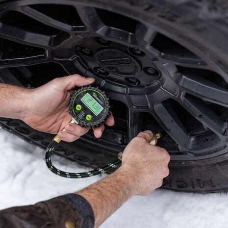 ISPEEDYD_Speedy_Tire_Deflator_Digital_lifestyle_1500x1000__83690(1) ISPEEDYD_Speedy_Tire_Deflator_Digital_lifestyle_1500x1000__83690(1)