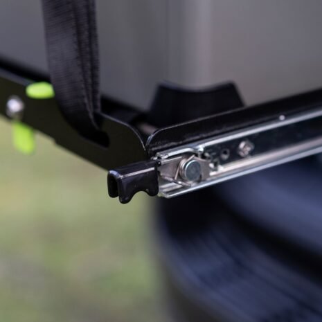 Tilting_Fridge_Slide_Closeup_Handle_1500x1000__92737(1)